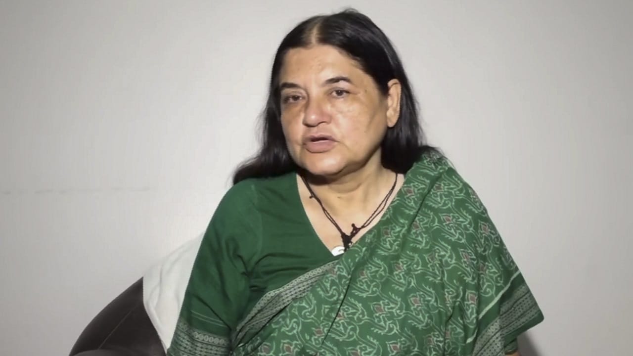 ഡല്‍ഹിയിലെ തെരുവുനായ്ക്കളെ പിടികൂടി ഷെല്‍ട്ടര്‍ ഹോമുകളിലേക്ക് മാറ്റണമെന്ന സുപ്രീംകോടതി ഉത്തരവിനെതിരെ മുന്‍ കേന്ദ്രമന്ത്രി മനേക ഗാന്ധി രംഗത്ത്. നിര്‍ദ്ദേശം അപ്രായോഗികമാണെന്നായിരുന്നു മനേക ഗാന്ധിയുടെ വിമര്‍ശനം (Image Credits: PTI)