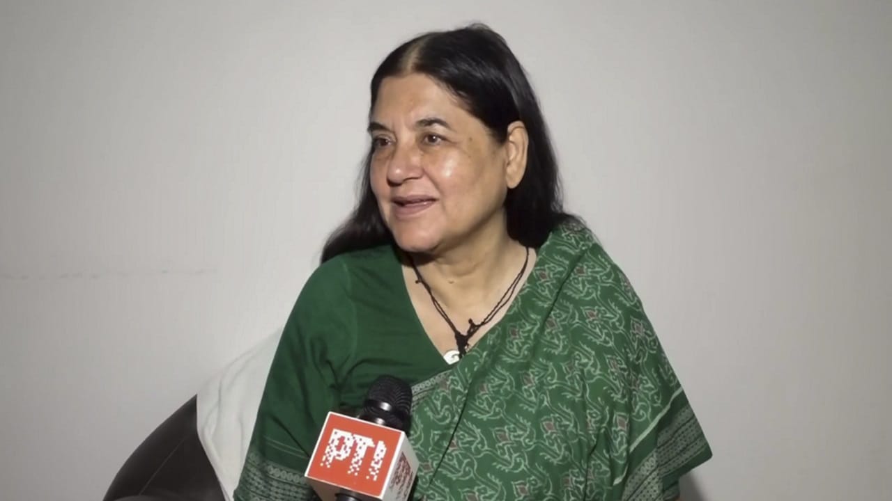 നായ്ക്കളെ പരിപാലിക്കാന്‍ ആഴ്ചയിൽ 5 കോടി രൂപ കൂടി വേണ്ടിവരുമെന്നും ഇത് പൊതുജന പ്രതിഷേധത്തിന് കാരണമാകുമെന്നും മനേക ഗാന്ധി ആരോപിച്ചു. ഒരു പെൺകുട്ടിയെ നായ്ക്കൾ ആക്രമിച്ചുവെന്ന വ്യാജ പത്രവാർത്തയുടെ അടിസ്ഥാനത്തില്‍ ഒരു കാരണവുമില്ലാതെയാണ് കേസെടുത്തതെന്നും അവര്‍ ആരോപിച്ചു  (Image Credits: PTI)