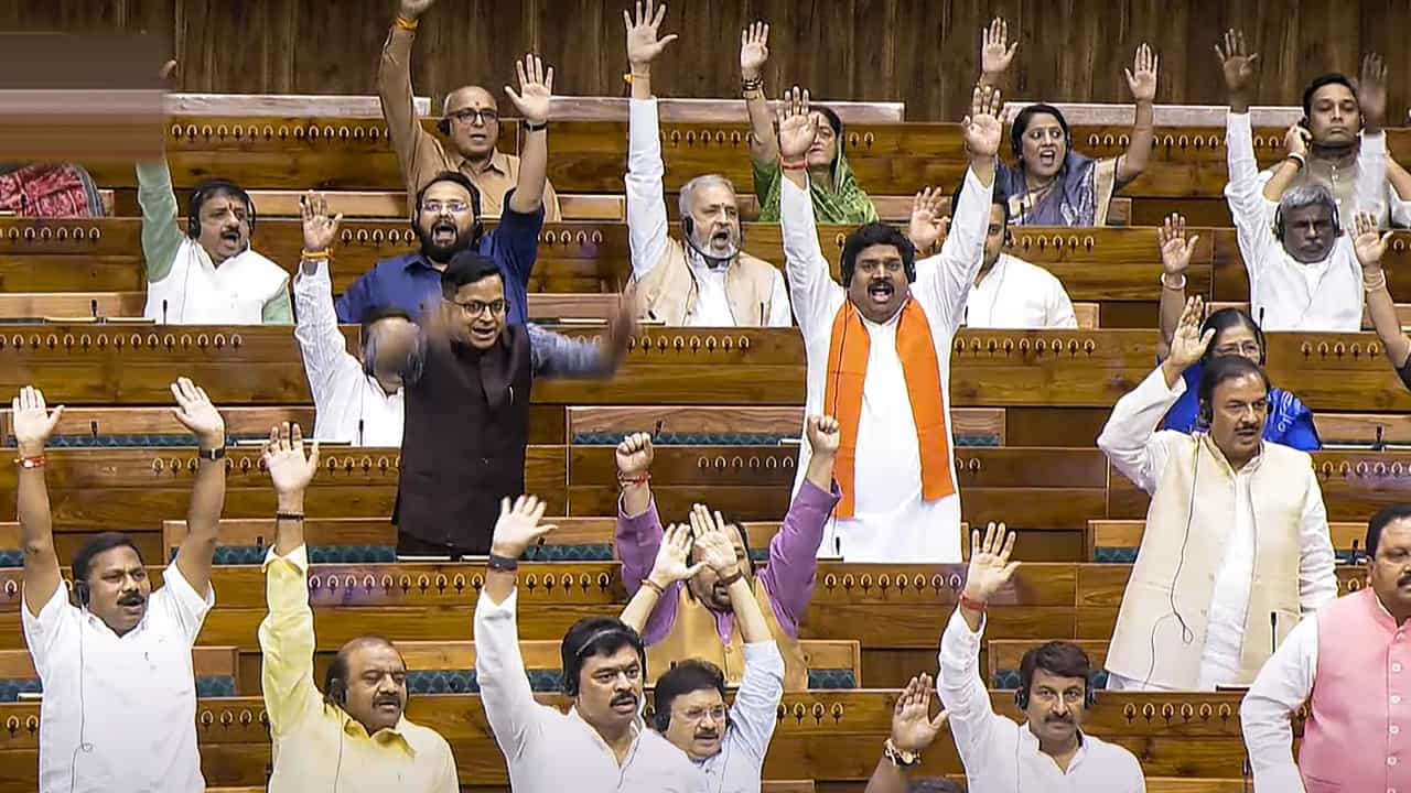 Corrupt Neta Removal Bills: ബിജെപി അധികാരത്തിലെത്തിയതിന് ശേഷം അറസ്റ്റിലായത് 12 പ്രതിപക്ഷ മന്ത്രിമാർ; പുതിയ ബിൽ കുരുക്കാവുന്നത് ഇങ്ങനെ Corrupt Neta Removal Bills: ബിജെപി അധികാരത്തിലെത്തിയതിന് ശേഷം അറസ്റ്റിലായത് 12 പ്രതിപക്ഷ മന്ത്രിമാർ; പുതിയ ബിൽ കുരുക്കാവുന്നത് ഇങ്ങനെ