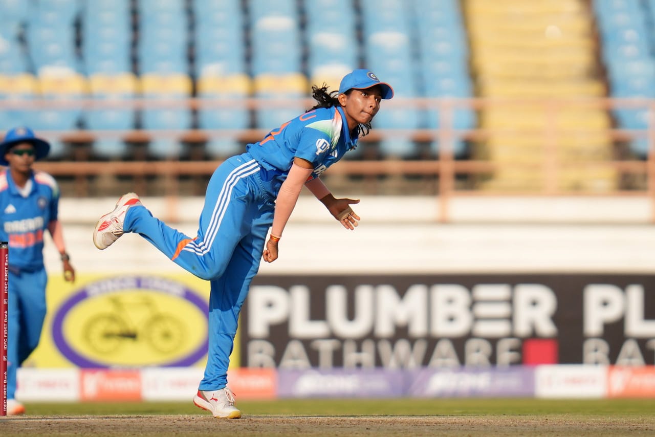 മറുപടി ബാറ്റിംഗിനിറങ്ങിയ ഇന്ത്യക്കായി കേവലം രണ്ട് താരങ്ങളാണ് ഇരട്ടയക്കം കടന്നത്. വൃന്ദ ദിനേഷ് 27 പന്തുകൾ നേരിട്ട് 21 റൺസ് നേടിയപ്പോൾ മിന്നു മണി 15 പന്തിൽ 20 റൺസ് നേടി. ബാക്കിയെല്ലാ താരങ്ങളും ഒറ്റയക്കത്തിന് പുറത്തായി. സജന 10 പന്തിൽ ആറ് റൺസെടുത്തു.