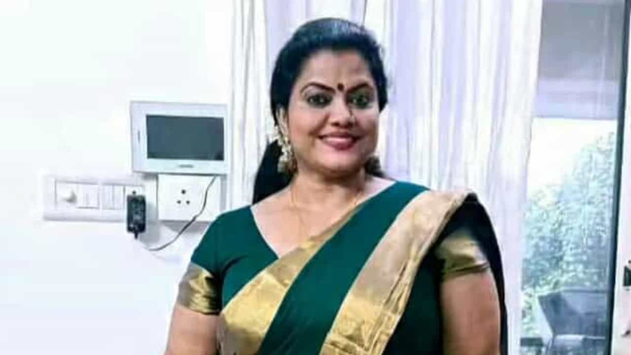 Minu Muneer: അഭിനയം വാഗ്ദാനം ചെയ്ത് ബന്ധുവിനെ സെക്സ് റാക്കറ്റിന് കൈമാറി; നടി മിനു മുനീർ കസ്റ്റഡിയിൽ