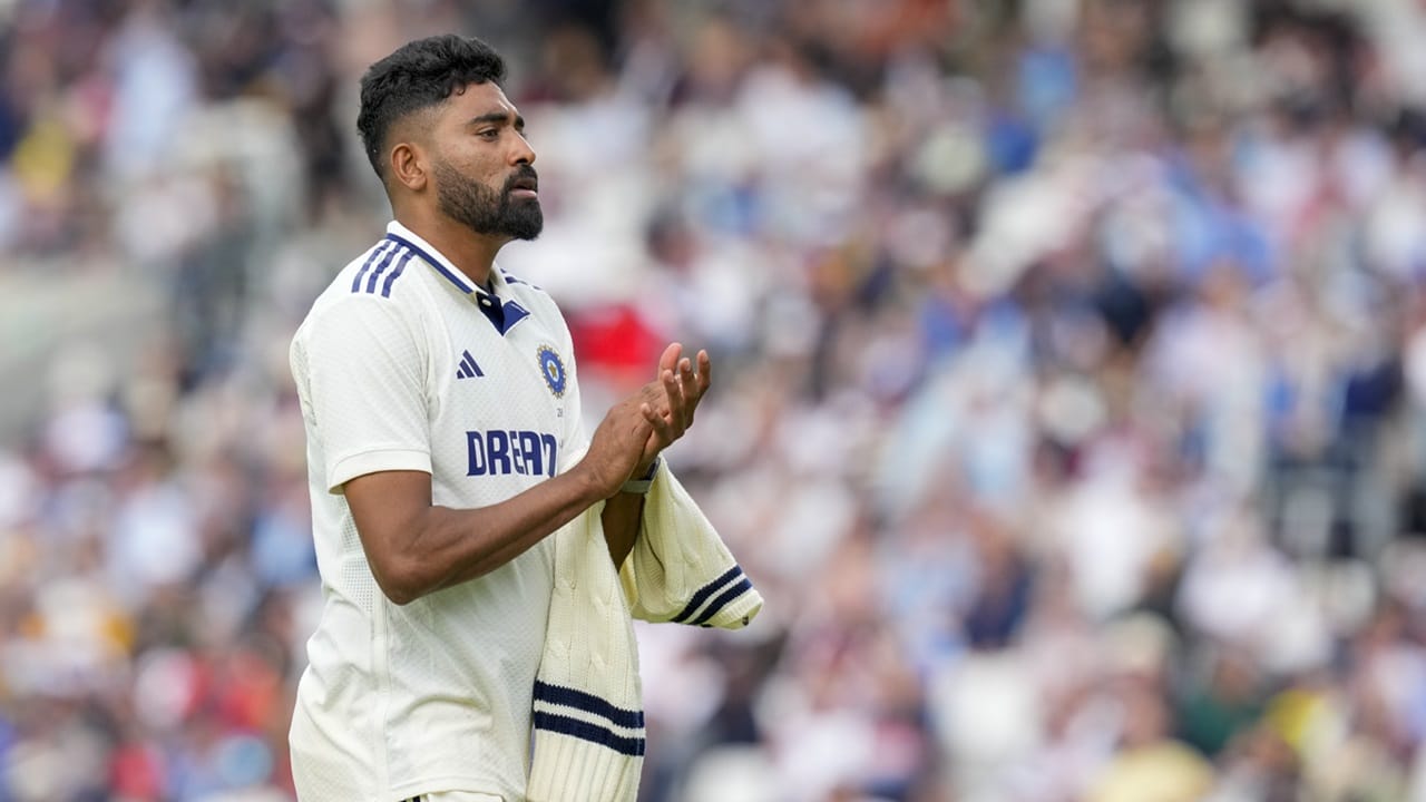 ജസ്പ്രീത് ബുംറ, അര്‍ഷ്ദീപ് സിങ് എന്നിവര്‍ ടീമിലിടം ഉറപ്പിച്ചതാണ് കാരണം. മൂന്നാം പേസ് ഓപ്ഷനായി ഹര്‍ഷിത് റാണയെയോ, പ്രസിദ്ധ് കൃഷ്ണയെയോ ഉള്‍പ്പെടുത്താനാണ് നീക്കമെന്നാണ് റിപ്പോര്‍ട്ട് (Image Credits: PTI)