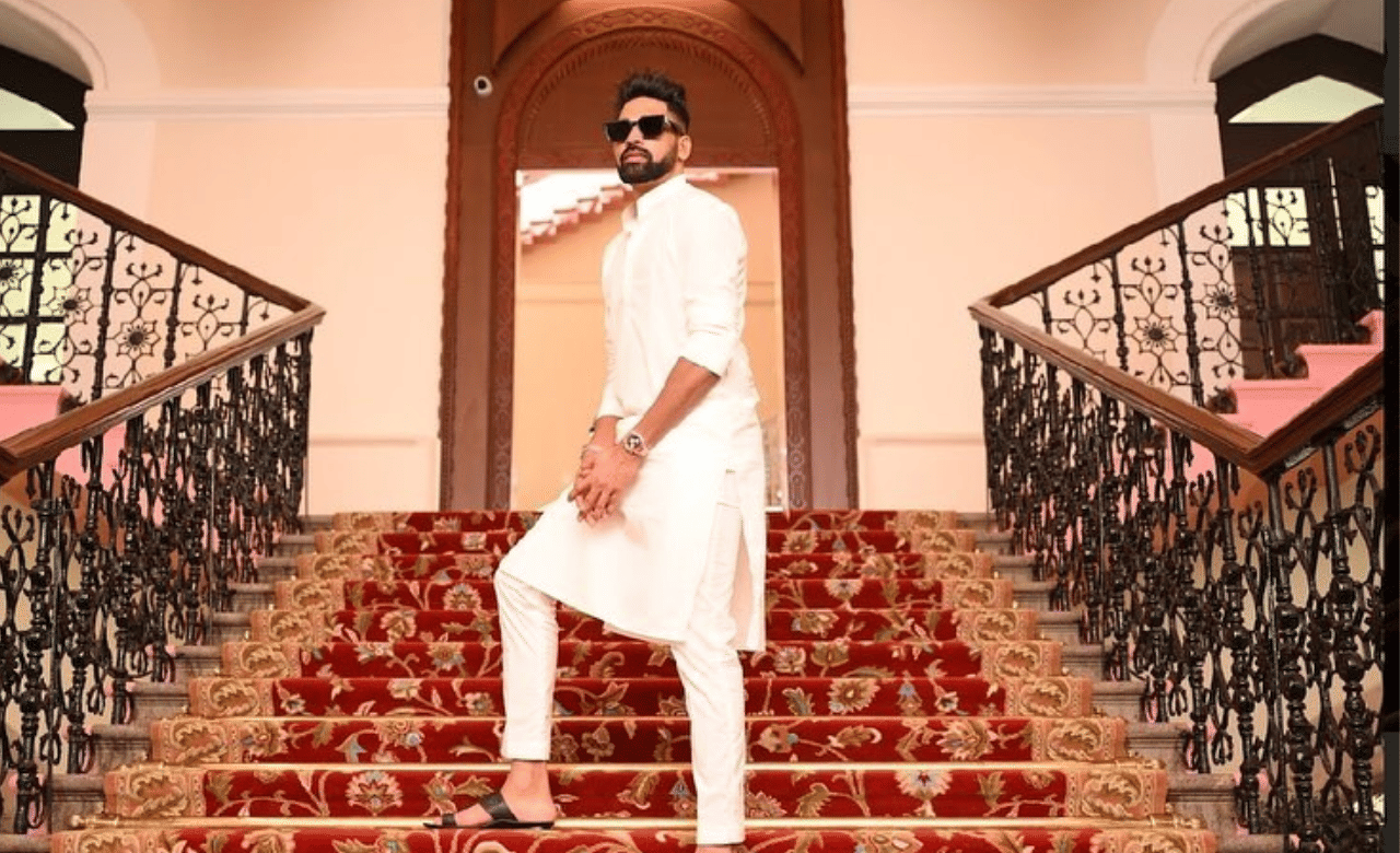 1.31 ലക്ഷം രൂപയുള്ള ടാഗ് ഹ്യൂവർ അക്വാറസർ ക്വാർട്സ് സ്റ്റെയിൻലെസ് സ്റ്റീൽ കൂടാതെ കരിയറിന്റെ ആദ്യ കാലത്ത് വാങ്ങിയ 21,995 രൂപയുടെ കാസിയോ വാച്ച് ഇതെല്ലാമാണ് താരത്തിന്റെ പക്കലുള്ളത്. സിറാജിന്റെ ആഡംബര വാച്ച് ശേഖരത്തിന്റെ ആകെ മൂല്യം ഏകദേശം 5.68 കോടി രൂപയോളമാണ്.(Image Credit: Instagram)