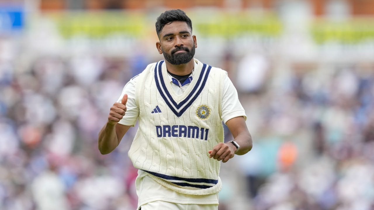 ഹാര്‍ദ്ദിക് പാണ്ഡ്യയെ പോലുള്ള ഓള്‍റൗണ്ടര്‍മാരും ടീമിലുണ്ടെന്നതും സിറാജിന് തിരിച്ചടിയാണ്. മുഹമ്മദ് ഷമിയും ടീമിലിടം നേടില്ലെന്നാണ് വിവരം (Image Credits: PTI)