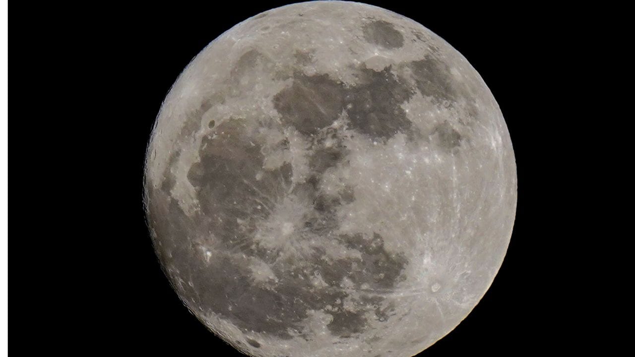 New study: ചന്ദ്രനിലെ മണ്ണിൽ വിളയും വെള്ളവും വായുവും… ഇതാ പുതിയൊരു ചരിത്രം