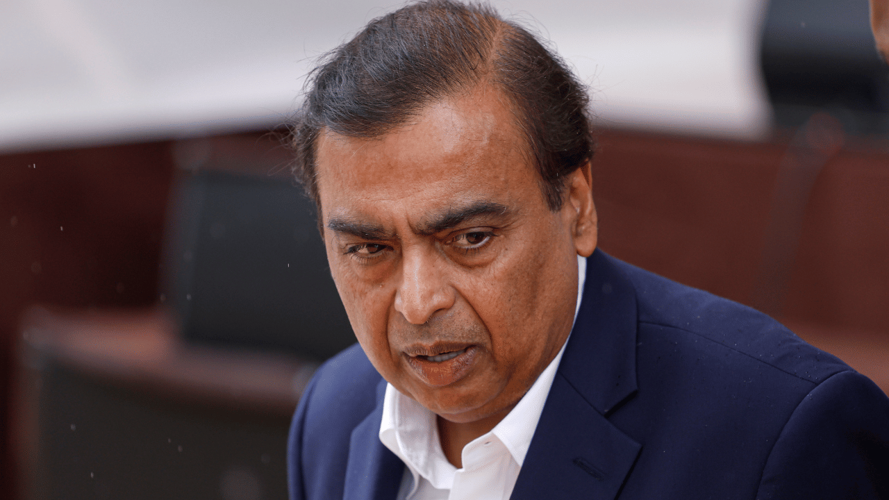 തുടര്ച്ചയായ അഞ്ചാം വര്ഷമാണ് അംബാനി തന്റെ പ്രതിഫലം പൂര്ണ്ണമായി വേണ്ടെന്ന് വെക്കുന്നത്. കോവിഡ് മഹാമാരിയുടെ സമയത്ത് ആദ്യമായി ഇത്തരമൊരു തീരുമാനമെടുത്തത്. ശമ്പളം, അലവന്സുകള്, മറ്റ് ആനുകൂല്യങ്ങള് എന്നിവയെല്ലാം ഉപേക്ഷിക്കുകയായിരുന്നു. (Image Credit: PTI)