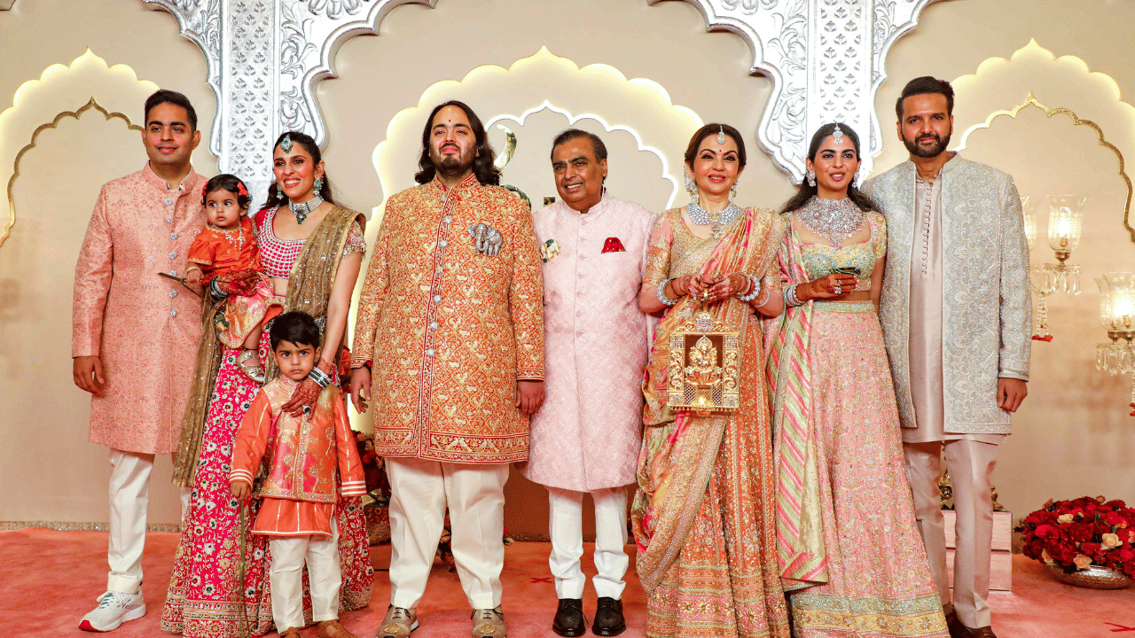 ഇതില്‍ 0.06 കോടി രൂപ സിറ്റിംഗ് ഫീസും 2.25 കോടി രൂപ കമ്മീഷനുമാണ്. 2024 സാമ്പത്തിക വര്‍ഷത്തില്‍ ഇത് 1.01 കോടി രൂപയായിരുന്നു ശമ്പളം. കമ്പനിയുടെ എക്‌സിക്യൂട്ടീവ് ഡയറക്ടര്‍മാരായ നിഖില്‍ മെസ്വാണിക്കും ഹിതാല്‍ മെസ്വാണിക്കും 25 കോടി രൂപ വീതമാണ് ശമ്പളം. (Image Credit: PTI)