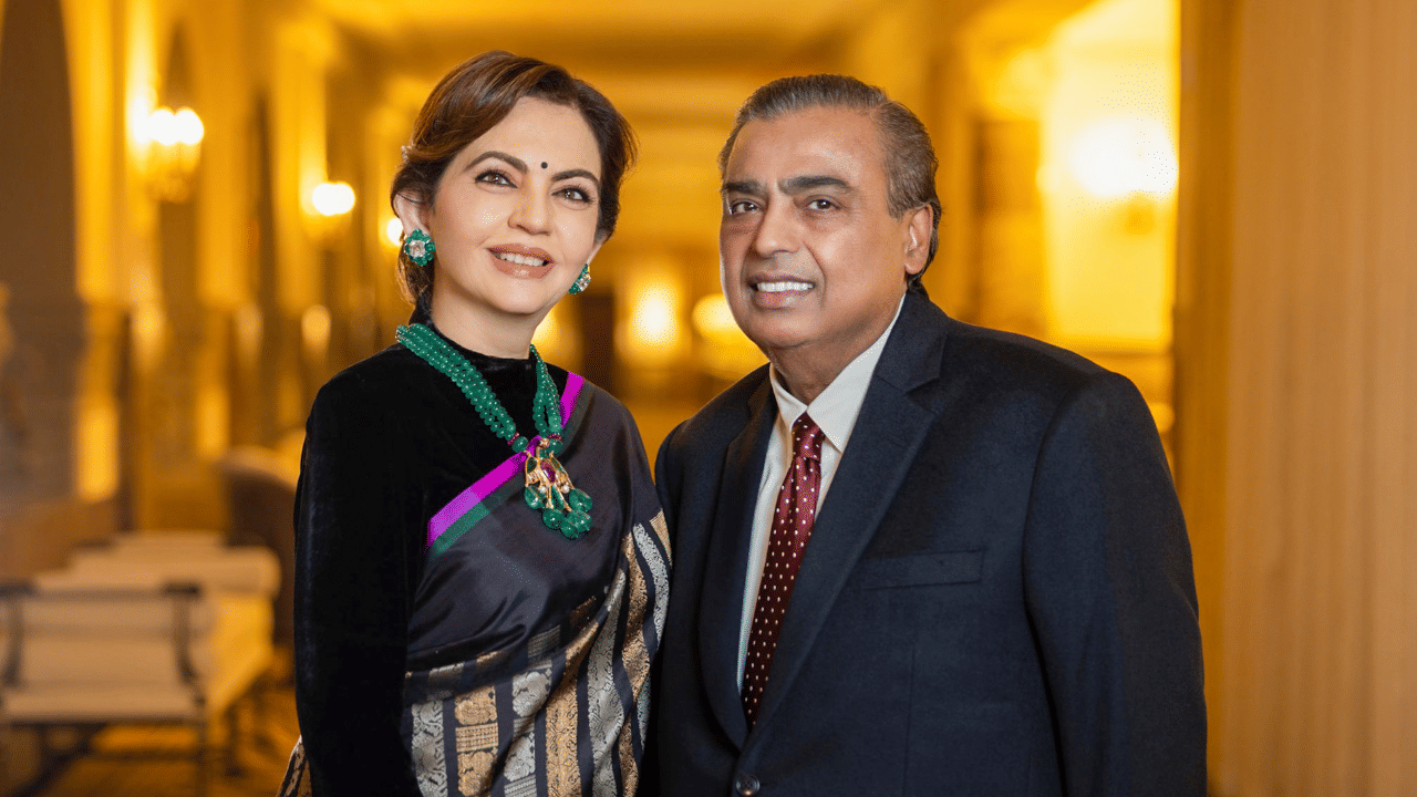 എന്നാൽ മക്കളായ ഇഷാ അംബാനി, ആകാശ് അംബാനി, അനന്ത് അംബാനി എന്നിവരുടെ ശമ്പളം വര്ധിച്ചിട്ടുണ്ട്. 2023 ഒക്ടോബറില് കമ്പനിയുടെ നോണ്-എക്സിക്യൂട്ടീവ് ഡയറക്ടര്മാരായി ബോര്ഡില് പ്രവേശിച്ച ഇവര്ക്ക് 2025 സാമ്പത്തിക വര്ഷത്തില് 2.31 കോടി രൂപ വീതമാണ് ലഭിച്ചത്. (Image Credit: PTI)