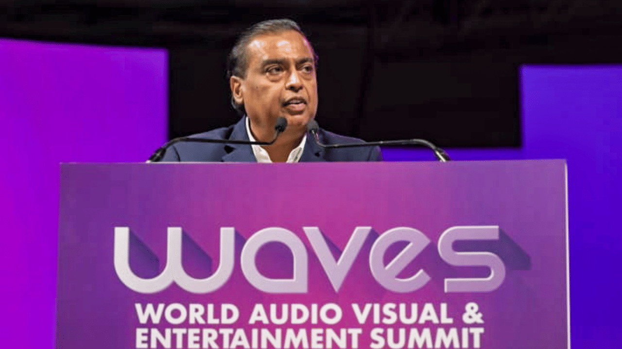 2009 മുതൽ 2020 വരെയുള്ള കാലയളവിൽ അംബാനി തന്റെ വാർഷിക ശമ്പളം 15 കോടി രൂപയായി പരിമിതപ്പെടുത്തിയിരുന്നു. ശമ്പളം വാങ്ങുന്നില്ലെങ്കിലും, 100 ബില്യൺ ഡോളറിൽ താഴെ ആസ്തിയുള്ള അദ്ദേഹം റിലയൻസിൽ നേരിട്ട് കൈവശം വച്ചിരിക്കുന്ന 1.61 കോടി ഓഹരികളിൽ നിന്ന് 8.85 കോടി രൂപ ലാഭവിഹിതം നേടി. (Image Credit: PTI)