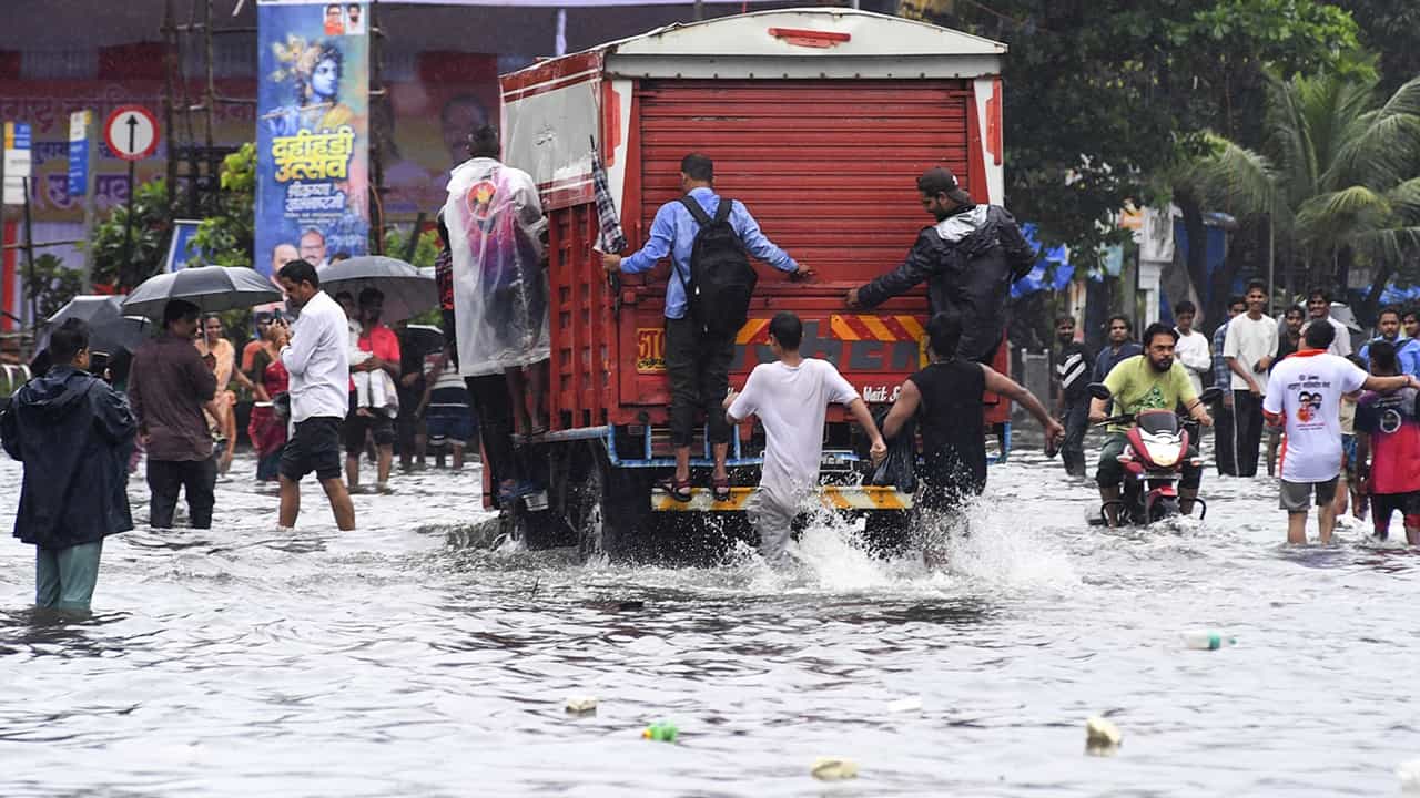 Mumbai Rain: പെരുമഴ, നദികളില്‍ ജലനിരപ്പ് ഉയരുന്നു; മുംബൈ അതീവജാഗ്രതയില്‍
