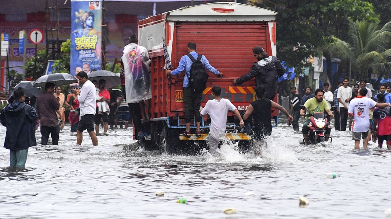 Mumbai Rain: പെരുമഴ, നദികളില്‍ ജലനിരപ്പ് ഉയരുന്നു; മുംബൈ അതീവജാഗ്രതയില്‍