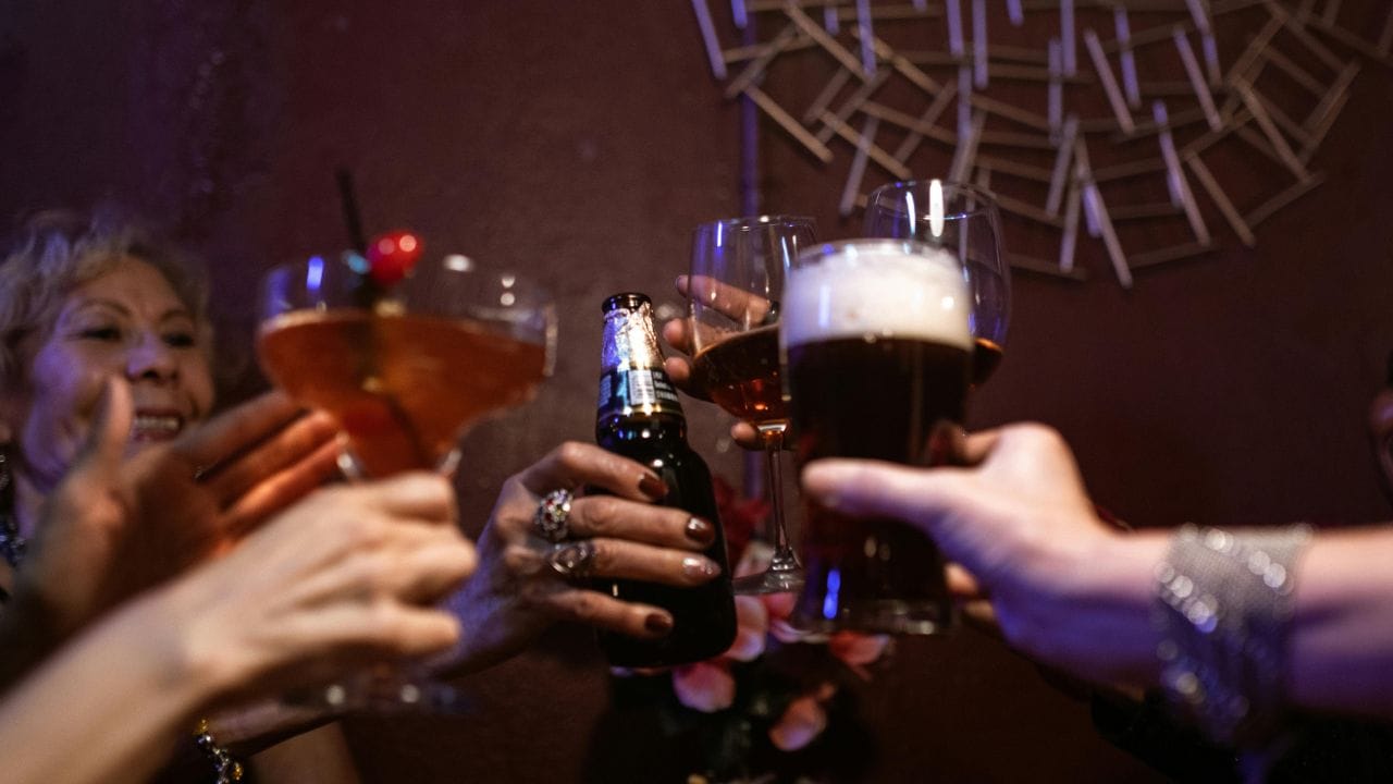 പല ആഘോഷങ്ങൾക്കും സൽക്കാരങ്ങൾക്കും മദ്യം വിളമ്പുന്നത് പതിവാണ്. ഇതിൽ കൂടുതലും കണ്ടുവരുന്നത് ബിയറാണ്. എന്നാൽ, മൂത്രം കൊണ്ട് നിർമ്മിക്കുന്ന ബിയർ ഉണ്ടെന്ന് പറഞ്ഞാൽ നിങ്ങൾ വിശ്വസിക്കുമോ? എന്നാൽ, വിശ്വസിച്ചേ പറ്റൂ. സിംഗപ്പൂരിലാണ് ഇങ്ങനെയൊരു പരീക്ഷണം നടന്നത്. (Image Credits: Pexels)