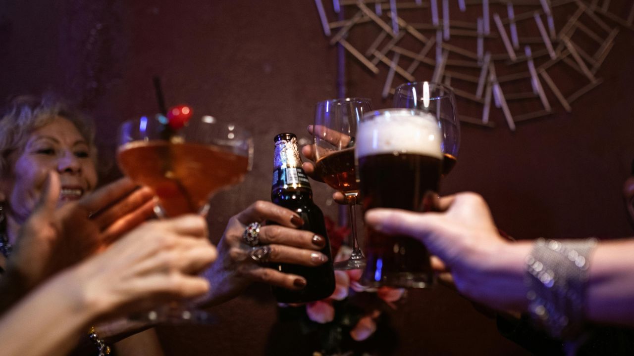 പല ആഘോഷങ്ങൾക്കും സൽക്കാരങ്ങൾക്കും മദ്യം വിളമ്പുന്നത് പതിവാണ്. ഇതിൽ കൂടുതലും കണ്ടുവരുന്നത് ബിയറാണ്. എന്നാൽ, മൂത്രം കൊണ്ട് നിർമ്മിക്കുന്ന ബിയർ ഉണ്ടെന്ന് പറഞ്ഞാൽ നിങ്ങൾ വിശ്വസിക്കുമോ? എന്നാൽ, വിശ്വസിച്ചേ പറ്റൂ. സിംഗപ്പൂരിലാണ് ഇങ്ങനെയൊരു പരീക്ഷണം നടന്നത്. (Image Credits: Pexels)