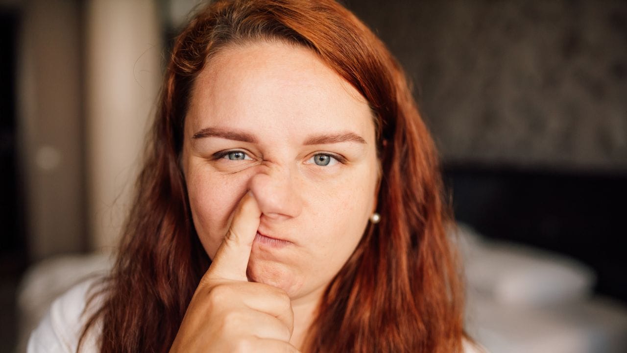 ഈ ബാക്റ്റീരിയകൾക്ക് നാഡിയിലൂടെ തലച്ചോറിൽ എത്താൻ കഴിയും. അങ്ങനെ എലികളിൽ നടത്തിയ പഠനത്തിൽ, ക്ലമീഡിയ ന്യുമോണിയ എന്ന ബാക്ടീരിയ നേരിട്ട് മൂക്കിലൂടെ തലച്ചോറിലേക്ക് എത്തി, അൽഷിമേഴ്‌സ് രോഗത്തിന് സമാനമായ രോഗാവസ്ഥകൾക്ക് കാരണമാകുമെന്ന് കണ്ടെത്തി. (Image Credits: Getty Images)
