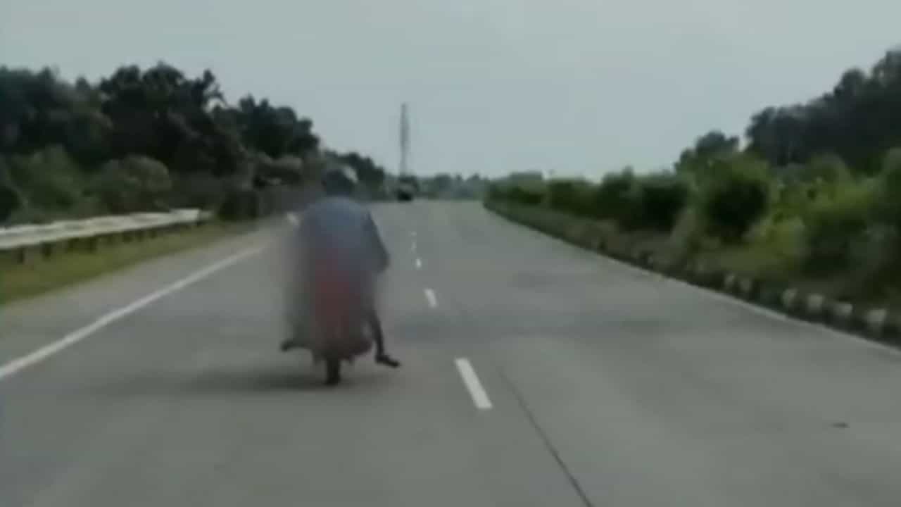 Nagpur Accident: ആരും സഹായിച്ചില്ല, ഭാര്യയുടെ മൃതദേഹം ബൈക്കില്‍ കെട്ടിക്കൊണ്ടുപോയി യുവാവ്