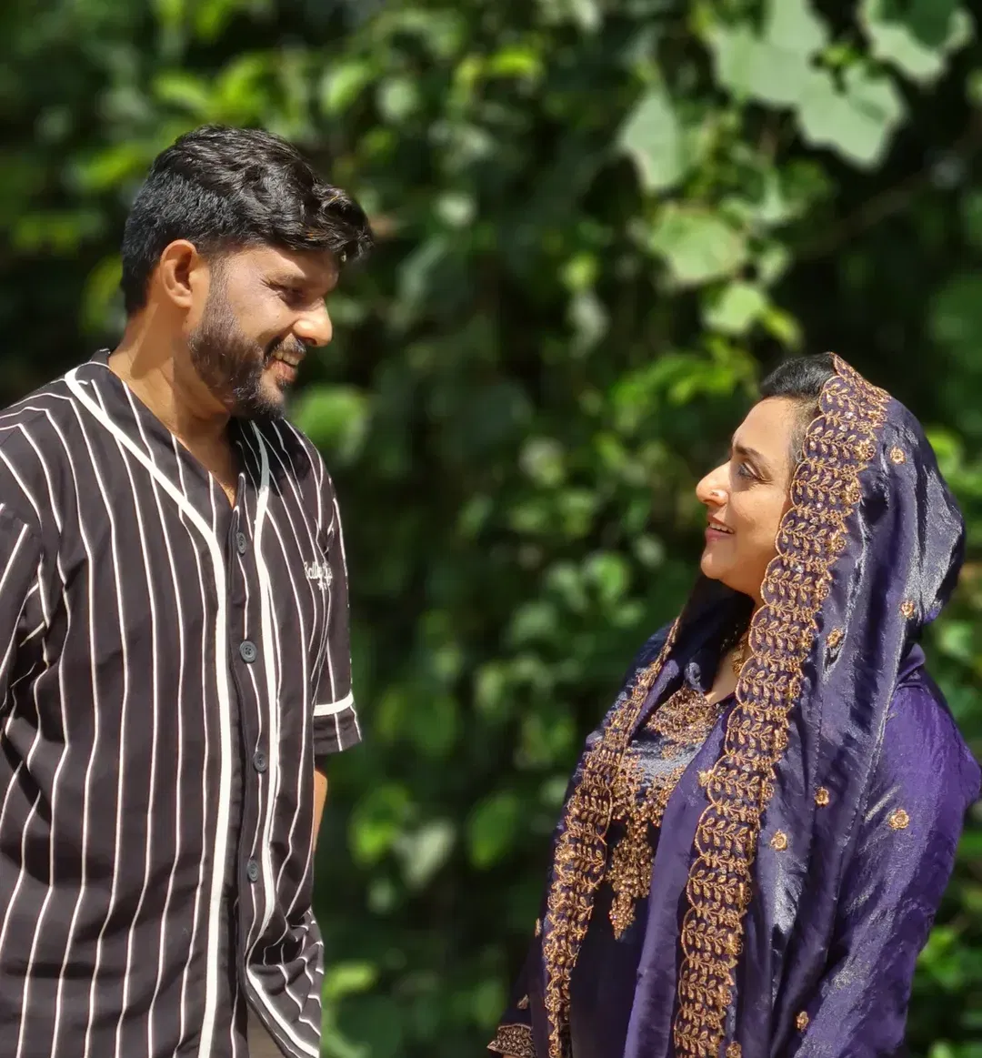 തങ്ങളുടെ പ്രണയം വളരെ രസകരമായിരുന്നുവെന്ന് കലാഭവന്‍ നവാസും ഭാര്യ രഹ്നയും പറഞ്ഞിട്ടുണ്ട്. ഇരുവരും ആദ്യമായി കാണുന്നത് ചങ്ങരംകുളത്ത് വെച്ച് ഒരു പരിപാടിക്കിടെയായിരുന്നു. എന്നാല്‍ കണ്ടപ്പോള്‍ നവാസ് ഭയങ്കര സീരിയസായിരുന്നുവെന്നാണ് രഹ്ന പറയുന്നത്. റെഡ് കാര്‍പ്പെറ്റിനോടായിരുന്നു താരങ്ങളുടെ പ്രതികരണം.  (Image Credits Kalabhavan Navas Instagram)