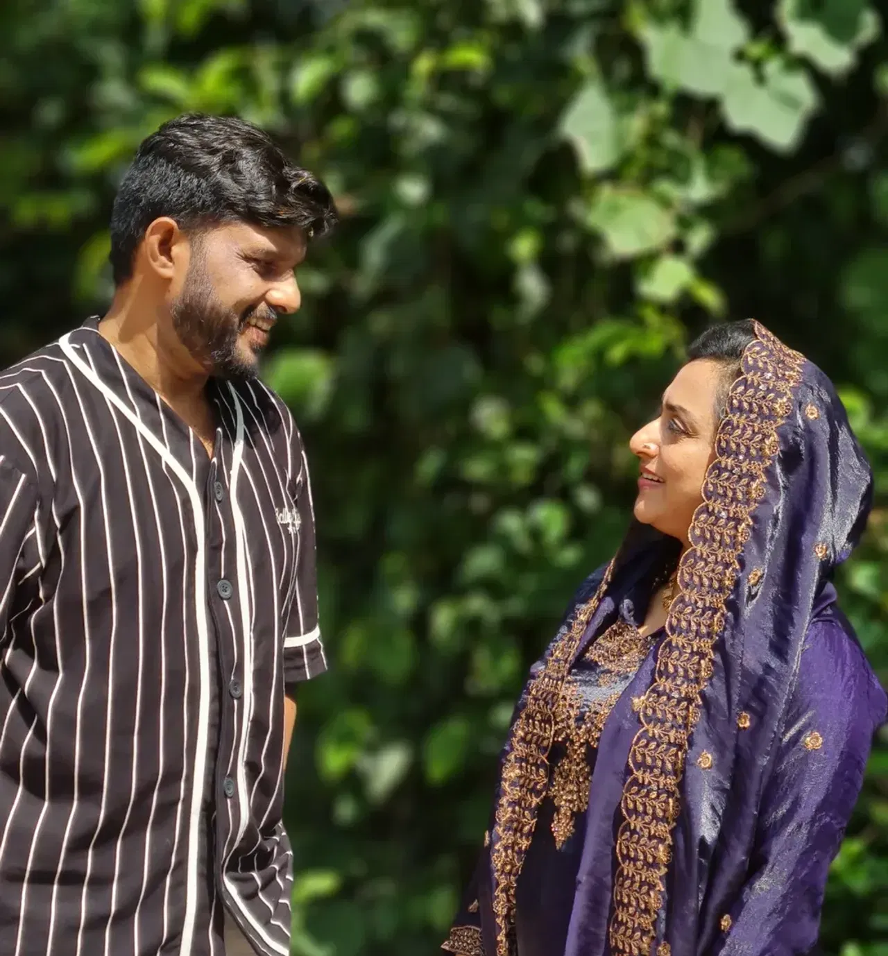 തങ്ങളുടെ പ്രണയം വളരെ രസകരമായിരുന്നുവെന്ന് കലാഭവന്‍ നവാസും ഭാര്യ രഹ്നയും പറഞ്ഞിട്ടുണ്ട്. ഇരുവരും ആദ്യമായി കാണുന്നത് ചങ്ങരംകുളത്ത് വെച്ച് ഒരു പരിപാടിക്കിടെയായിരുന്നു. എന്നാല്‍ കണ്ടപ്പോള്‍ നവാസ് ഭയങ്കര സീരിയസായിരുന്നുവെന്നാണ് രഹ്ന പറയുന്നത്. റെഡ് കാര്‍പ്പെറ്റിനോടായിരുന്നു താരങ്ങളുടെ പ്രതികരണം.  (Image Credits Kalabhavan Navas Instagram)
