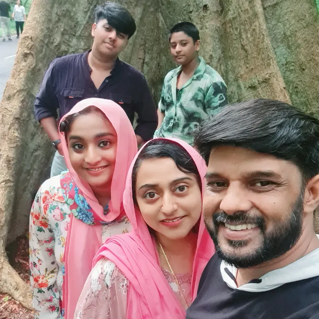 അന്ന് നവാസ് ഡയറക്ട് ചെയ്യുന്ന സ്‌കിറ്റ് ഉണ്ടായിരുന്നു. താന്‍ ആണെങ്കില്‍ അതുവരെ സ്‌കിറ്റ് ചെയ്തിട്ടുണ്ടായിരുന്നില്ലെന്ന് രഹ്ന പറയുന്നു. രംഗപൂജയ്ക്കായി തന്റെ ഡാന്‍സാണ്. അതിന് ശേഷമാണ് സ്‌കിറ്റിന് കയറേണ്ടത്. ഒരു സോങിന്റെ ഗ്യാപ്പിന് കയറണം എന്നായിരുന്നു നിര്‍ദേശം. എന്നാല്‍ ഡാന്‍സ് കഴിഞ്ഞ് കോസ്റ്റിയൂം മാറ്റാനായില്ല.