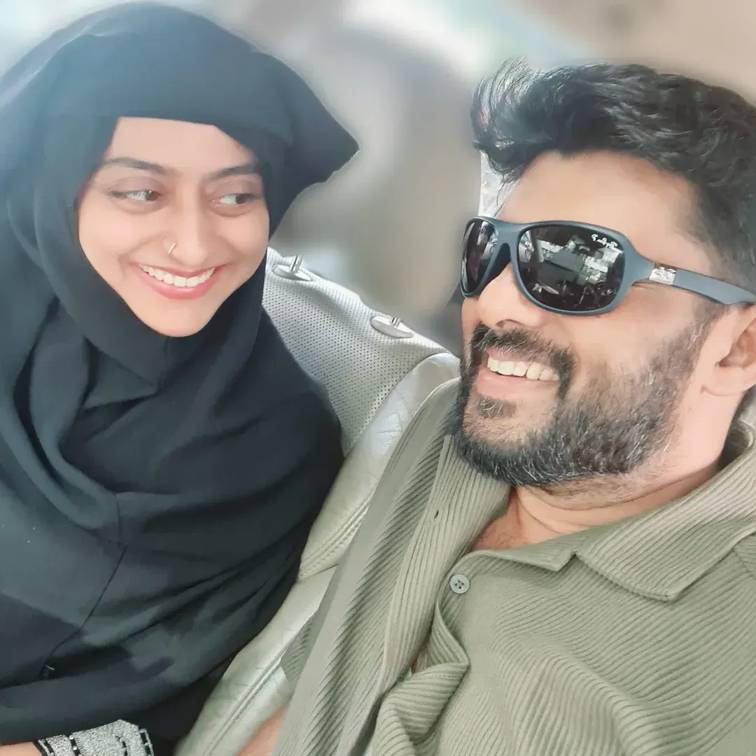 കല്‍പന ചേച്ചി ഉണ്ടായിരുന്നു അന്ന് കൂടെ. ചേച്ചി എവിടെ നിന്നോ ഒരു ബ്ലേഡ് കൊണ്ടുവന്ന് തന്നെ സഹായിച്ചു. ഇതിനിടയില്‍ ഈ നായികയെ വേണ്ടായിരുന്നു, ഇവര്‍ക്ക് ജാഡയാണെന്നൊക്കെ പറയുന്നത് താന്‍ കേള്‍ക്കുന്നുണ്ടായിരുന്നു. പെട്ടെന്ന് തന്നെ ലഹങ്ക എടുത്തിട്ട് ഓടിപ്പോയി. കമ്മലും മാലയും ഒന്നും ഉണ്ടായിരുന്നു, കല്‍പ്പന ചേച്ചിയുടെ കയ്യിലെ വഴ ഊരിത്തന്നു, അത് മാത്രമാണ് ധരിച്ചത്.