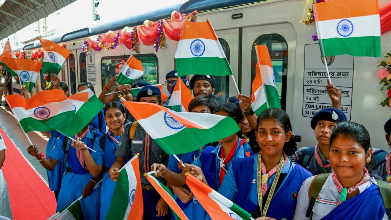 Independence Day 2025: പൊതുജനങ്ങൾക്ക് ദേശീയ പതാക ഉയർത്താൻ അനുമതി ലഭിച്ചത് 2002ൽ; വിധിയിൽ ഡൽഹി ക്യാപിറ്റൽസ് ഉടമയ്ക്കും പങ്ക്