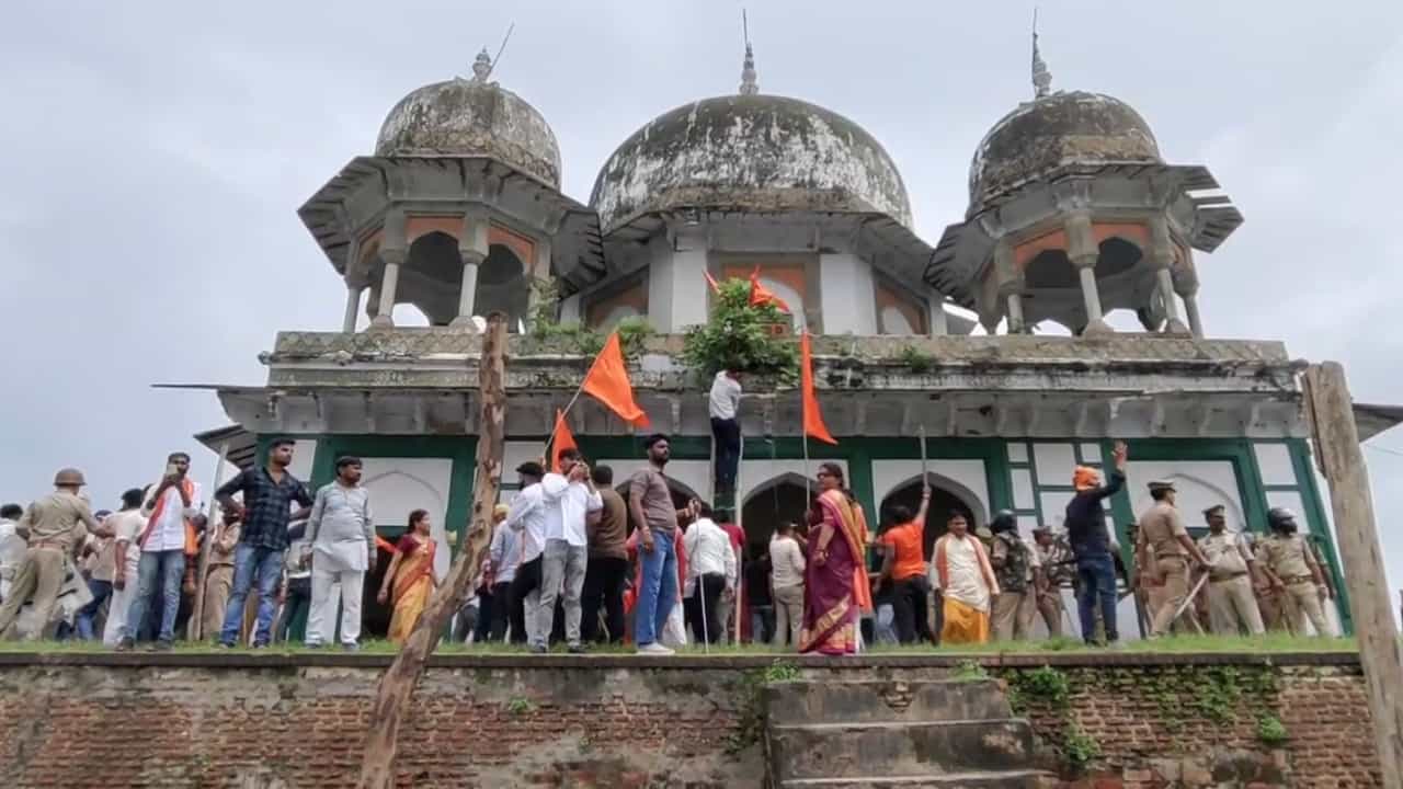 Nawab Abdul Samad Tomb: അമ്പലമെന്നാരോപിച്ച് നവാബിൻ്റെ ശവകുടീരം തകർത്തു; പ്രാർത്ഥന അനുവദിക്കണമെന്ന് തീവ്ര ഹിന്ദു സംഘടനകൾ