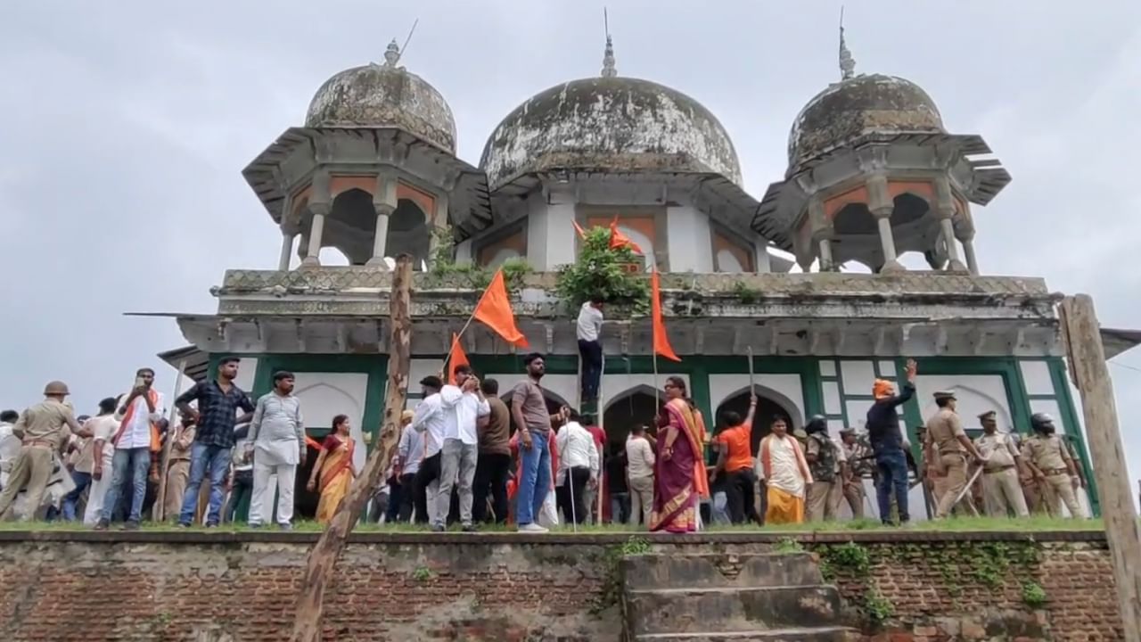Nawab Abdul Samad Tomb: അമ്പലമെന്നാരോപിച്ച് നവാബിൻ്റെ ശവകുടീരം തകർത്തു; പ്രാർത്ഥന അനുവദിക്കണമെന്ന് തീവ്ര ഹിന്ദു സംഘടനകൾ