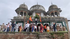 Nawab Abdul Samad Tomb: അമ്പലമെന്നാരോപിച്ച് നവാബിൻ്റെ ശവകുടീരം തകർത്തു; പ്രാർത്ഥന അനുവദിക്കണമെന്ന് തീവ്ര ഹിന്ദു സംഘടനകൾ