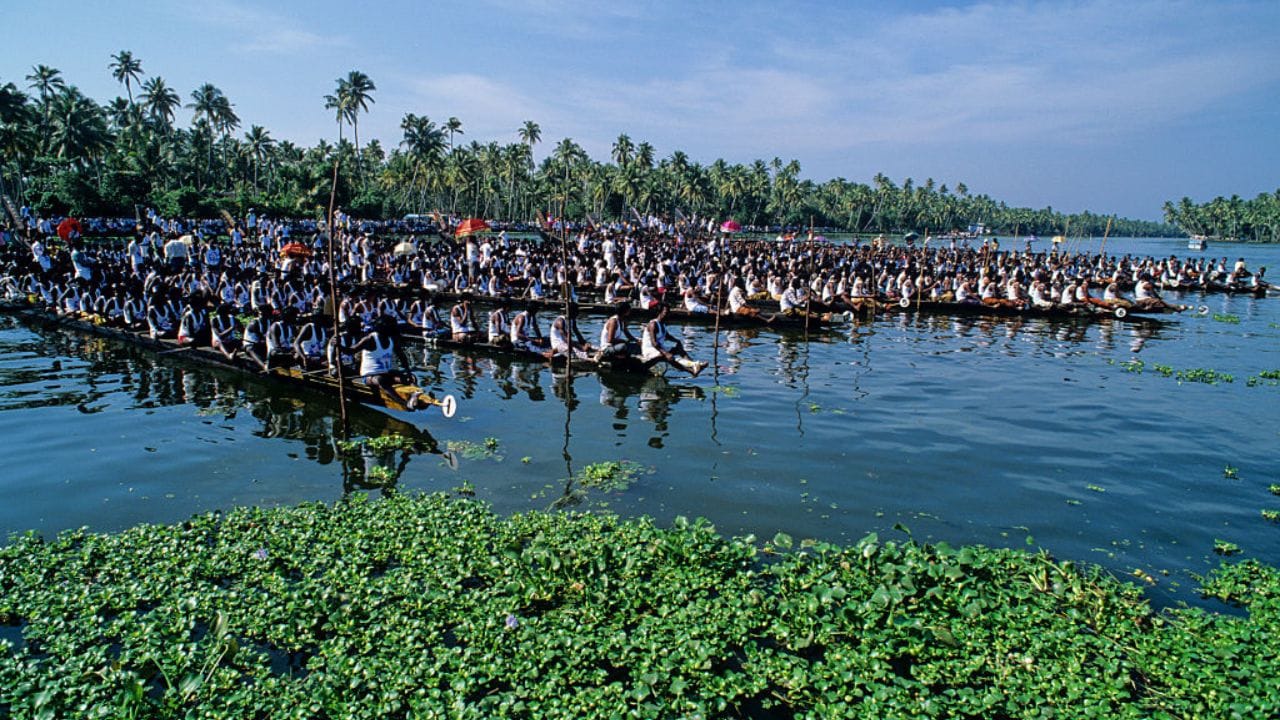 Nehru Trophy Boat Race 2025 : അതെന്തുവാ സാറേ മാവേലിക്കരക്കാർക്ക് വള്ളംകളി കാണണ്ടേ? ആലപ്പുഴയിൽ അവധി പ്രഖ്യാപനം വിവാദത്തിൽ