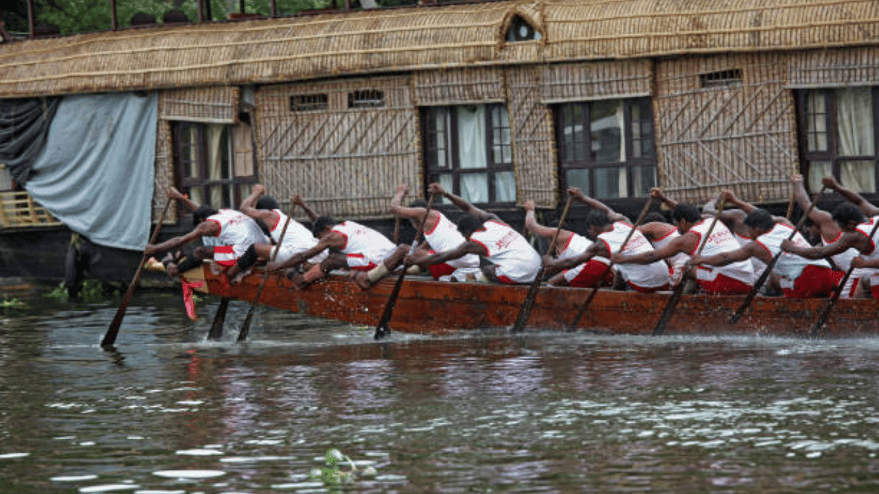 1969 മുതലാണ് പ്രൈം‌മിനിസ്‌റ്റേഴ്സ് ട്രോഫി' എന്നറിയപ്പെട്ടിരുന്ന വള്ളംകളി  നെഹ്റുവിനോടുള്ള ആദരവ് പ്രകടിപ്പിക്കാനായി 'നെഹ്റു ട്രോഫി വള്ളംകളി' എന്ന് വിളിക്കപ്പെട്ടത്. (Image Credit: Getty Images)