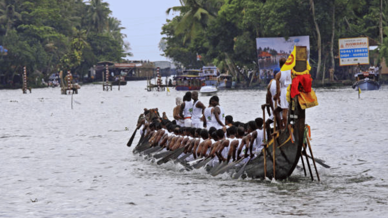തിരികെ ഡൽഹിയിൽ എത്തിയെങ്കിലും വള്ളംകളി ആവേശം അദ്ദേഹത്തിൽ നിന്ന് വിട്ടുമാറിയില്ല. സ്വന്തം കൈയൊപ്പോടുകൂടിയ വെള്ളിയിൽ തീർത്ത ചുണ്ടൻ വള്ളം മാതൃക കേരളത്തിലേക്ക് അയച്ചു. അതാണ് വിജയികൾക്ക് നൽകുന്ന നെഹ്റു ട്രോഫി മാതൃക. (Image Credit: Getty Images)