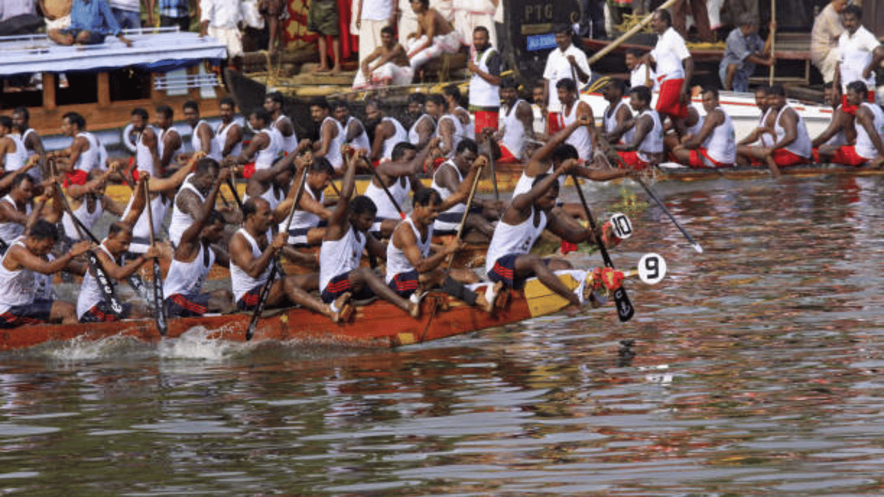 മത്സരത്തിൽ ആവേശഭരിതനായ നെഹ്റു വിജയിച്ച വള്ളമായ നടുഭാഗം ചുണ്ടനിലേക്ക് ചാടിക്കയറി, തുഴച്ചിലുകാർക്കൊപ്പം ചുവടുവെച്ചു. ഇതോടെ തുഴച്ചിലുകാരിലും ആവേശം ഇരട്ടിയായി. (Image Credit: Getty Images)