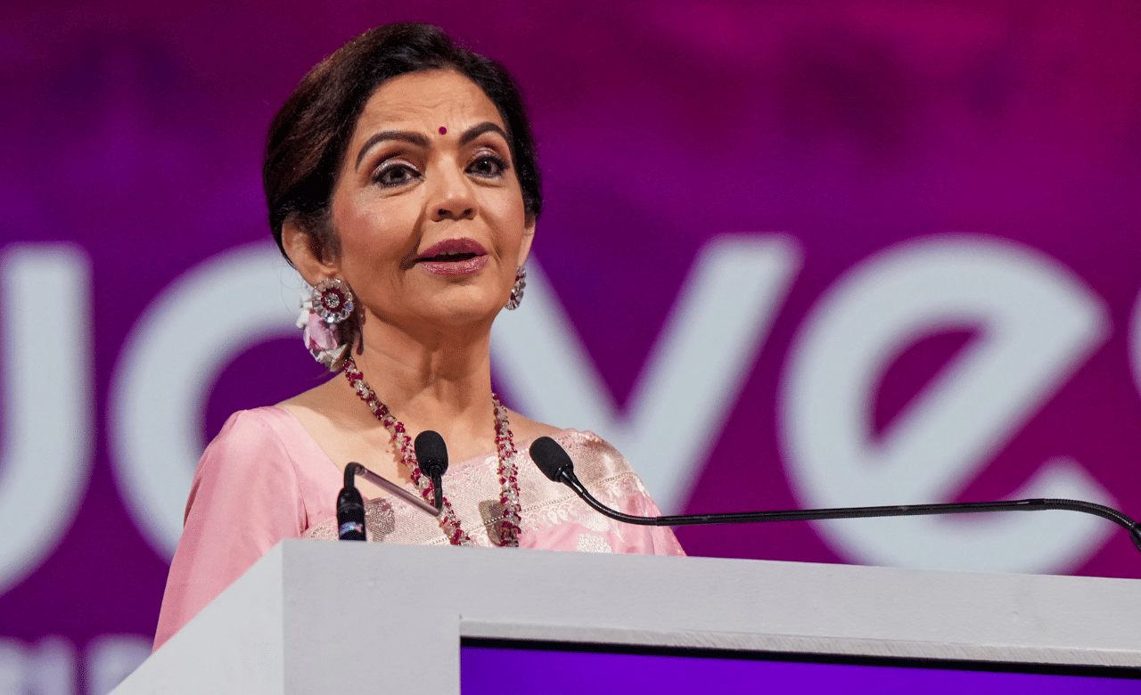 അള്‍ട്രാ പ്രീമിയം ലക്ഷ്വറി വിഭാഗത്തില്‍ ഉള്‍പ്പെടുന്ന കെമിലിയോണിന്റെ വില 100 കോടി രൂപയാണ്. ലോകത്ത് ആകെ 11 യൂണിറ്റുകൾ മാത്രമാണ് ഈ കാറിന്റേതായി വിറ്റുപോയിട്ടുള്ളത്. 600 ഹോഴ്‌സ്പവര്‍ ഉത്പാദിപ്പിക്കാന്‍ ശേഷിയുള്ള 4.0 ലിറ്റർ വി8 എഞ്ചിനാണ് ഇവയ്ക്കുള്ളത്. (Image Credit: PTI)