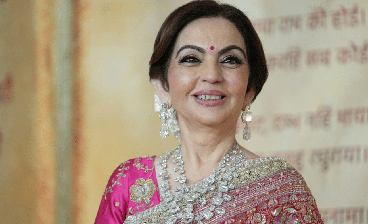 ഇപ്പോഴിതാ, നിത അംബാനിയുടെ കാറിനെ ചുറ്റിപറ്റിയുള്ള ചർച്ചകളാണ് സോഷ്യൽ മീഡിയ നിറയെ. ഇന്ത്യയിലെ ഏറ്റവും വലിയ കോടീശ്വരനായ മുകേഷ് അംബാനിയുടെ ഭാര്യ നിത അംബാനി സ്വന്തമാക്കിയ കാ‍ർ ഏതാണെന്ന് അറിയാമോ? (Image Credit: PTI)