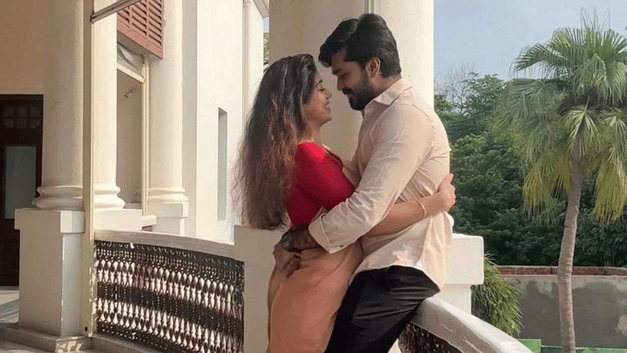 ഊഹാപോഹങ്ങൾക്ക് വിരാമമിട്ട് തമിഴ് നടി നിവേത പെതുരാജ്. പങ്കാളിയോടൊത്തുള്ള ചിത്രം താരം പങ്ക് വച്ചതിന് പിന്നാലെ ആശംസകളുമായി ആരാധകരും എത്തി. "എന്റെ ഇന്നും എന്നേക്കും" എന്ന അടിക്കുറിപ്പോടെ ഹൃദയ ഇമോജികൾക്കൊപ്പമാണ് ഇൻസ്റ്റ​ഗ്രാമിൽ പോസ്റ്റ് പങ്കിട്ടത്. (Image Credit: Instagram)