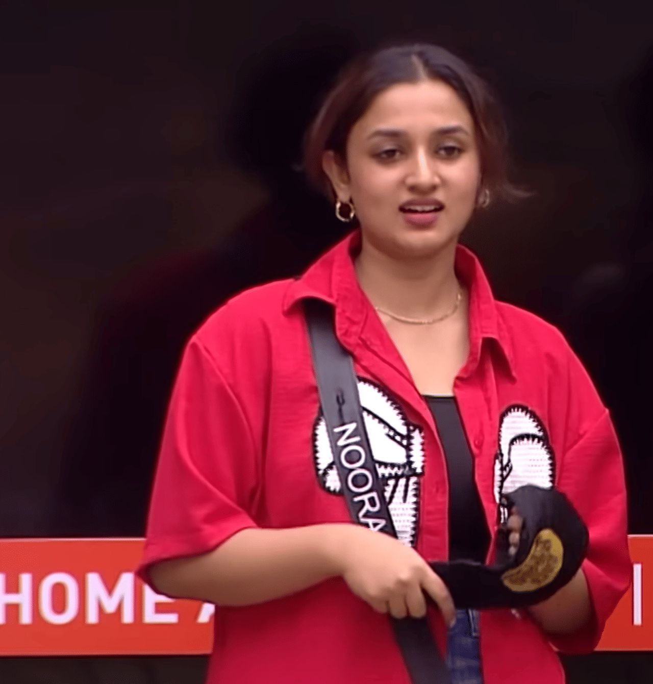 ബിഗ് ബോസ് മലയാളം സീസൺ സെവനിൽ ഏറ്റവും ആരാധകരുള്ള മത്സരാർത്ഥികളിൽ ഒരാളാണ് നൂറ. ആദില-നൂറ ദമ്പതിമാർ ഒരു മത്സരാർത്ഥിയായാണ് ബിഗ് ബോസിലുള്ളതെങ്കിലും നൂറയ്ക്ക് പ്രത്യേക ആരാധകവൃന്ദമുണ്ട്. നിരവധി യുവാക്കളുടെ പുതിയ ക്രഷ് ആണ് ഈ കോഴിക്കോട് സ്വദേശിനി. (Image Credits- Screengrab)
