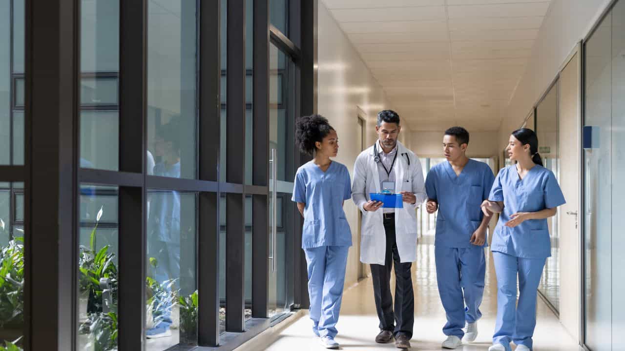 Nursing Colleges In India: ഇന്ത്യയിലെ മികച്ച നഴ്സിംഗ് കോളേജുകൾ ഏതെല്ലാം?: അറിയാം കോഴ്സും ഫീസും