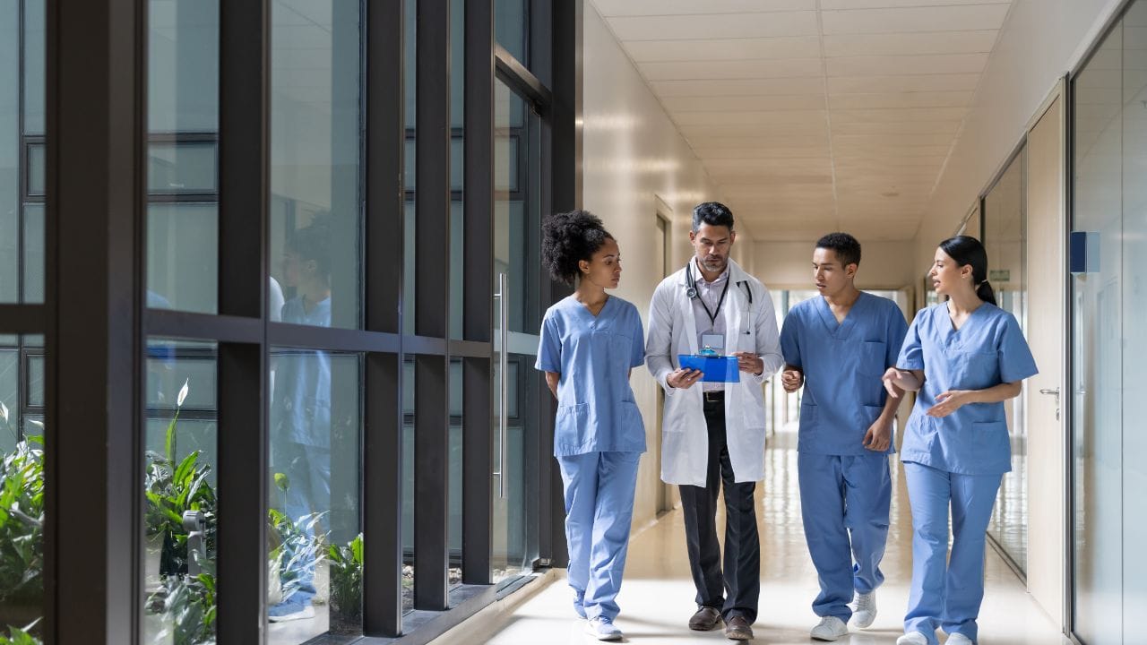 Nursing Colleges In India: ഇന്ത്യയിലെ മികച്ച നഴ്സിംഗ് കോളേജുകൾ ഏതെല്ലാം?: അറിയാം കോഴ്സും ഫീസും