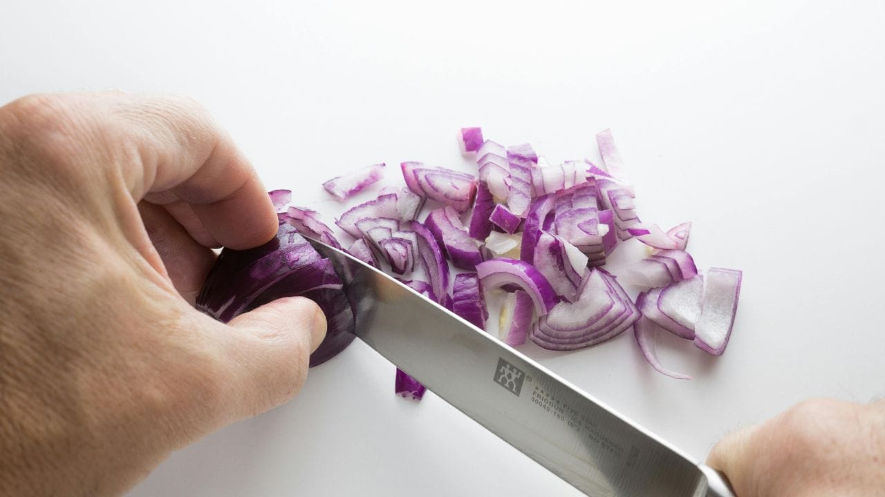 മിക്ക വിഭവങ്ങൾക്കും വേണ്ട ഒരു പ്രധാന ചേരുവയാണ് സവാള. ഇത് കറിക്ക് നൽകുന്ന സ്വാദ് ഒന്ന് വേറെ തന്നെയാണ്. എന്നാൽ, സവാളയ്ക്ക് പലതരം രുചികൾ ഉണ്ടെന്ന് നിങ്ങൾക്ക് അറിയാമോ? (Image Credits: Pexels)