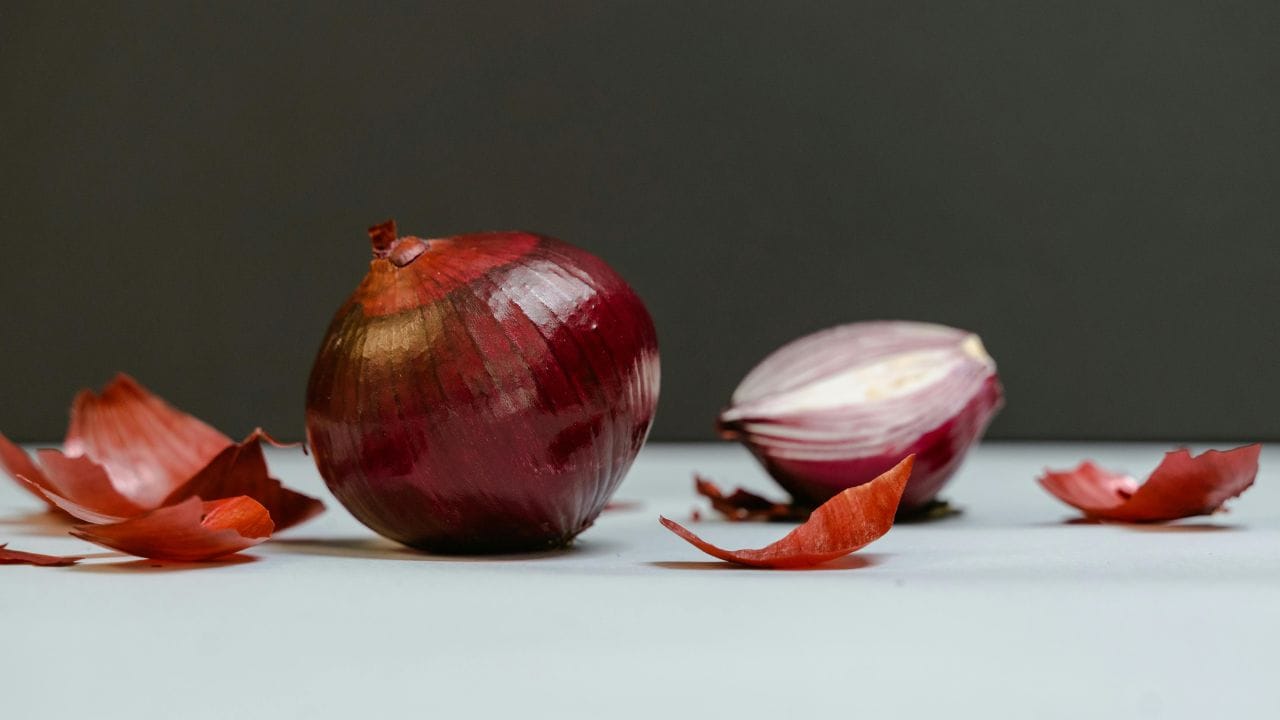 സവാള അരിയുന്നതിന് അനുസരിച്ച് അതിന്റെ രുചിയിൽ വ്യത്യാസം ഉണ്ടാകാനുള്ള കാരണം അതിനുള്ളിൽ നടക്കുന്ന രാസപ്രവർത്തനങ്ങളാണ്. സവാളയ്ക്ക് രുചി നൽകുന്നത് അല്ലിയനേസ്, എൽഎഫ് സിന്തേസ് എന്നീ എന്‍സൈമുകളാണ്. (Image Credits: Pexels) 
