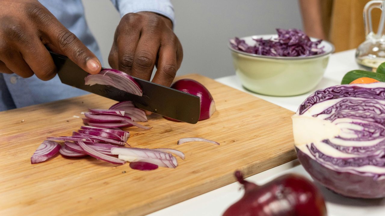 കറിക്ക് ആവശ്യമായ രീതിയിൽ സവാള കൊത്തിയരിഞ്ഞും കഷ്ണങ്ങള്‍ ആക്കിയുമൊക്കെ നമ്മള്‍ ഉപയോഗിക്കാറുണ്ട്. എന്നാൽ, എങ്ങനെയാണോ സവാള അരിയുന്നത്, അതിന് അനുസരിച്ച് അവയുടെ രുചിയിലും മാറ്റം വരുന്നു. (Image Credits: Pexels)  
