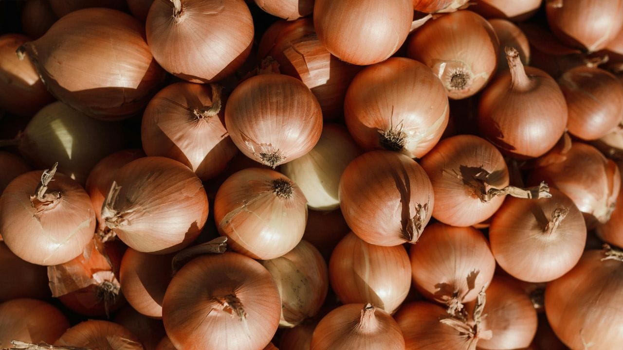 സവാള അരിയുന്ന സമയത്ത് അവയിലെ കോശങ്ങള്‍ എത്രത്തോളം തകരുന്നുവോ അത്രത്തോളം ഐസോഅല്ലിൻ ഉല്‍പാദിപ്പിക്കപ്പെടുന്നു. അതുകൊണ്ട് തന്നെ, വെറുതെ അരിഞ്ഞ സവാളകളേക്കാൾ കൊത്തിയരിഞ്ഞ സവാളകൾക്ക് രുചി കൂടുതലായിരിക്കും. (Image Credits: Pexels)
