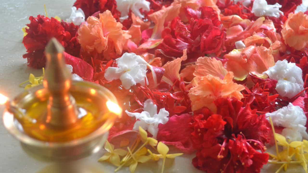 Onam 2025 Vishakham Day: വിശാഖത്തില്‍ പൂക്കള്‍ ഇത്രയും വേണം; നാല് വരി പൂക്കളത്തിനുമുണ്ട് ചിലത് പറയാന്‍