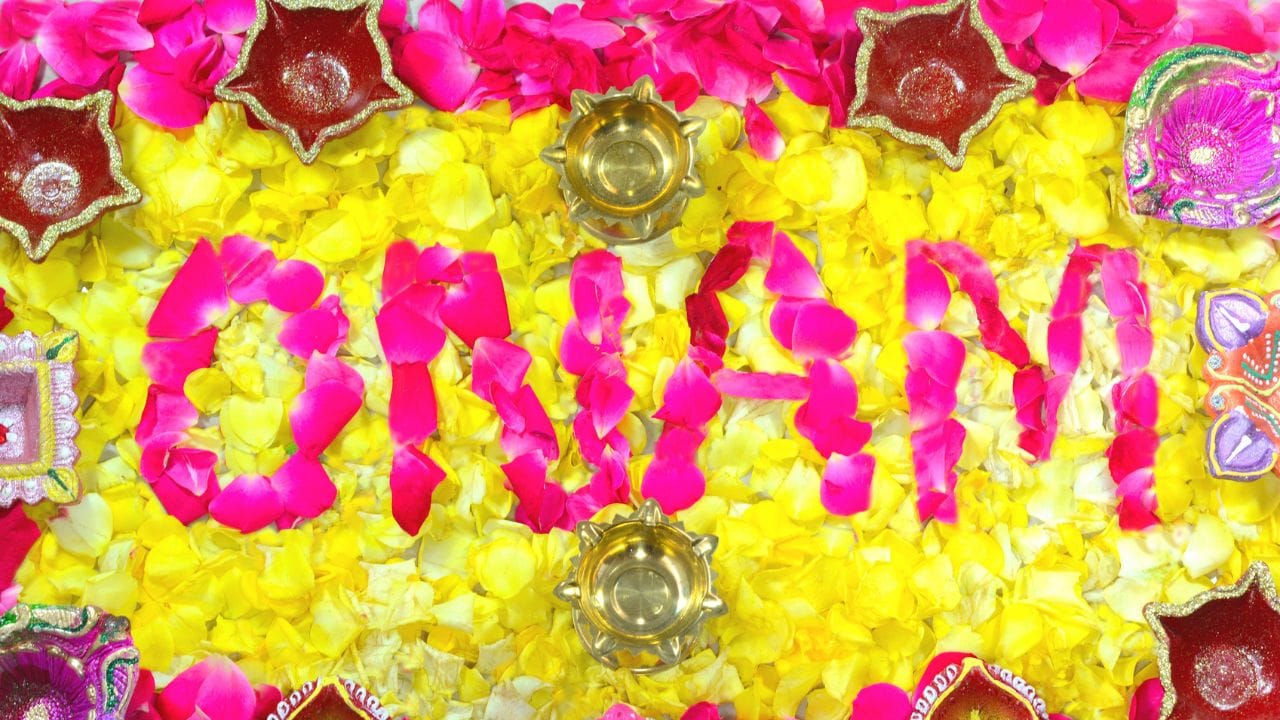 പൂക്കളും പൂവിളികളുമായി പൊന്നോണത്തെ വരവേല്‍ക്കാം ഏവര്‍ക്കും ഹൃദയം നിറഞ്ഞ ഓണാശംസകള്‍, ഓര്‍മകളുടെ നറുമണം തിരികെ പിടിക്കാം ആ പൂക്കാലത്തെ വീണ്ടും വരവേല്‍ക്കാം, ഏവര്‍ക്കും എന്റെയും കുടുംബത്തിന്റെയും വിശാഖ ദിനാശംസകള്‍.
