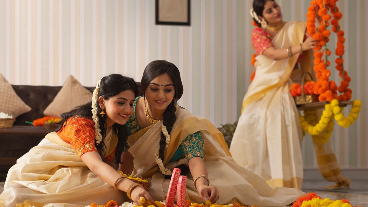 മഹാബലി ചക്രവര്‍ത്തി സഹായം അഭ്യര്‍ത്ഥിച്ച് വരുന്ന ആരെ വെറും കയ്യോടെ മടക്കി അയക്കാറില്ല. അതിനാല്‍ അദ്ദേഹത്തെ പരീക്ഷിക്കാനായി മഹാവിഷ്ണു വാമനനായി അവതാരമെടുത്തു. വാമനനോട് ദാനമായി എന്താണ് വേണ്ടതെന്ന് മഹാബലി ചോദിച്ചപ്പോള്‍ തനിക്ക് കുറച്ച് ഭൂമി മതിയെന്നായിരുന്നു മറുപടി. എത്ര വേണമെന്ന് ചോദിച്ചപ്പോള്‍ തന്റെ കാലുകൊണ്ട് മൂന്നടി അളന്നെടുക്കാവുന്നത്രയും ഭൂമി മാത്രം മതിയെന്നും വാമനന്‍ പറഞ്ഞു. 

