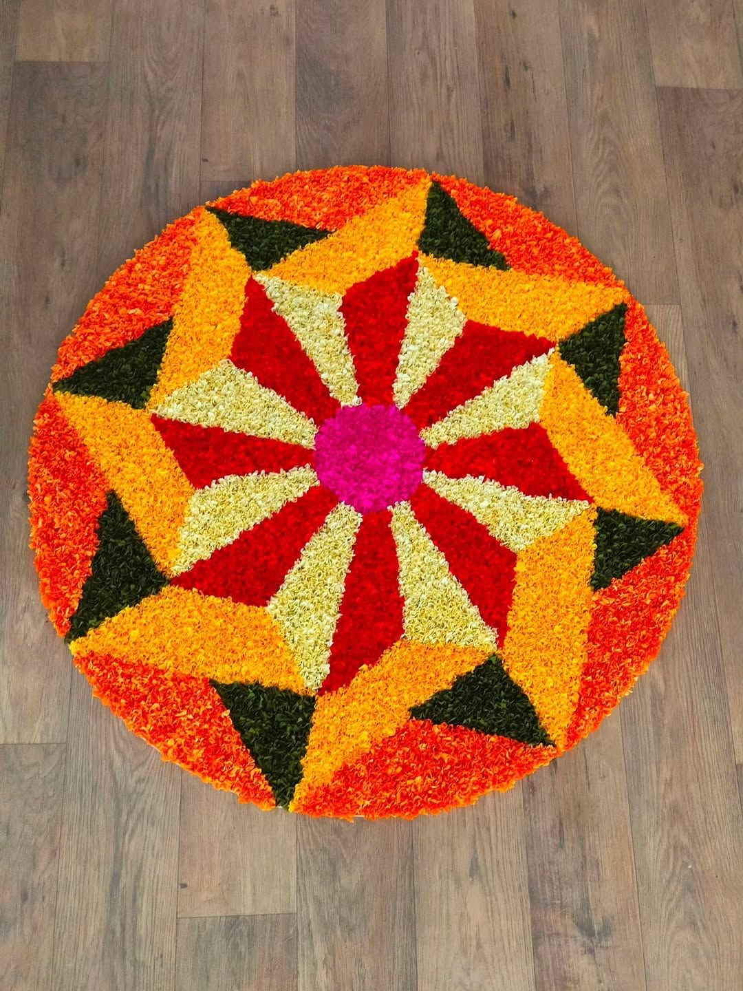 പൂക്കളം പല രീതിയിൽ ഉണ്ടെങ്കിലും മിക്ക പൂക്കളത്തിന്റെയും അവസാനം വട്ടാകൃതിയില്‍ വരുന്ന രീതിയിൽ ആയിരിക്കും പൂക്കളം അവസാനിക്കുന്നത്. പല നിറത്തിലുള്ള പൂക്കള്‍ തിരഞ്ഞെടുക്കാൻ ശ്രദ്ധിക്കുക. ഇത് പൂക്കളത്തിന്റെ ഭംഗി കൂട്ടും.