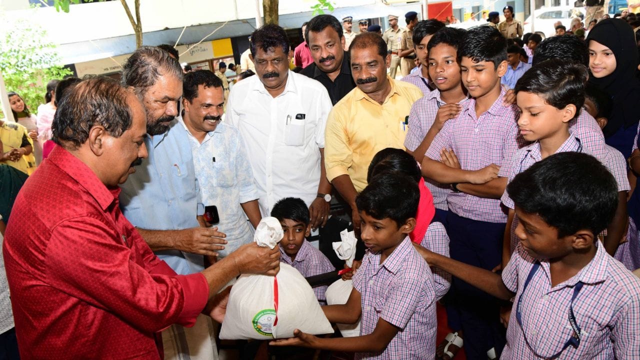 ഓണത്തെ വരവേല്‍ക്കാല്‍ കേരളം ഒരുങ്ങിക്കഴിഞ്ഞു. ഓണം പ്രമാണിച്ച് കേരള സിവില്‍ സപ്ലൈസ് വകുപ്പും സപ്ലൈകോയും വിവിധ പദ്ധതികളാണ് തയറാക്കിയിരിക്കുന്നത്. വിലക്കയറ്റം പിടിച്ചുനിര്‍ത്തുന്നതിന് ആവശ്യമായ എല്ലാ നടപടികളും സ്വീകരിച്ചുവെന്ന് മന്ത്രി ജി ആര്‍ അനില്‍ പറഞ്ഞു. (Image Credits: Supplyco Official Website)