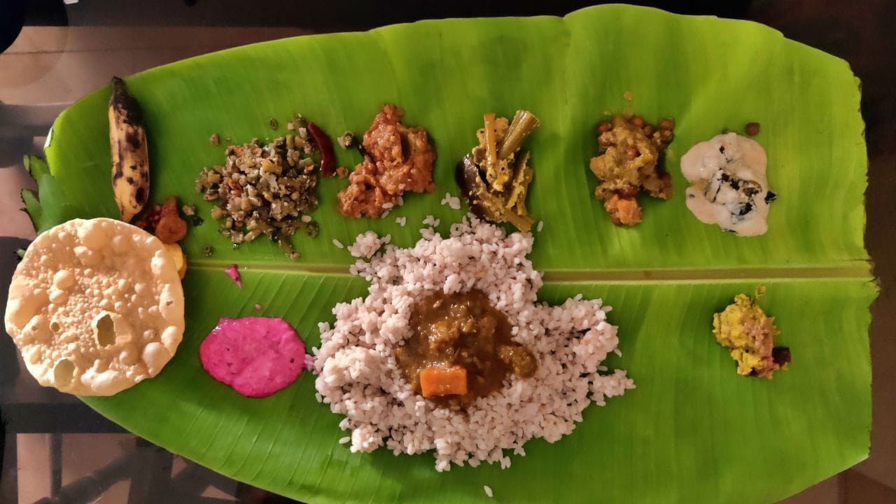 പയര്‍- 120 രൂപ വരെയാണ് കിലോയ്ക്ക്, ചേന- 60 രൂപ വരെ, പാവയ്ക്ക- 80 രൂപ വരെ, പടവലം- 60 രൂപ വരെ, ക്യാരറ്റ്- 100 രൂപ വരെ, മുരിങ്ങക്കായ- 70 രൂപ വരെ, പച്ചമുളക്- 82 രൂപ വരെ എന്നിങ്ങനെയാണ് വില വരുന്നത്. 

