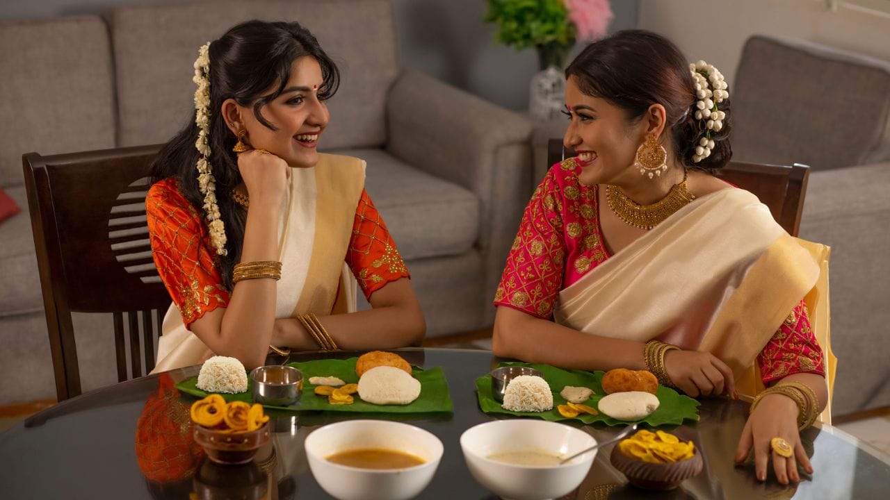 നിലവിലെ സാഹചര്യത്തില്‍ ഒരു കുടുംബത്തില്‍ സദ്യയിലെ പ്രധാന വിഭവമായ അവിയല്‍ ഉണ്ടാക്കാന്‍ എത്ര രൂപ ചെലവ് വരുമെന്ന് ഒന്ന് പരിശോധിച്ചാലോ? ചിലപ്പോള്‍ ഓണമാകുമ്പോഴേക്ക് ഈ വിലയില്‍ കാര്യമായ ഇടിവോ വര്‍ധനവോ സംഭവിക്കാം. എങ്കിലും വിപണിയെ കുറിച്ചും ചെലവിനും കുറിച്ചും മനസിലാക്കാന്‍ ഈ ലേഖനം നിങ്ങളെ സഹായിക്കും. 

