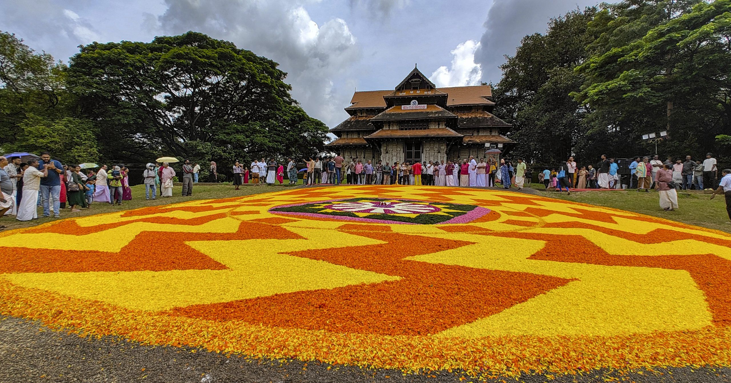 കുട്ടികൾ മുതൽ മുതിർന്നവരെ വരെ ഓണത്തിനെ വരവേൽക്കുന്നത് ഒരുപോലെയാണ്. പൂക്കളം ഒരുക്കൽ, ഉപ്പേരി വറക്കൽ, വീടു വൃത്തിയാക്കൽ, ഓണക്കോടി എടുക്കൽ എന്നിങ്ങനെ മലയാളികൾ ഓണത്തിനായുള്ള ഓട്ടപ്പാച്ചിലിലാണ്. ഇനി വെറും ഒരാഴ്ച്ച മാത്രമാണ് ഇത്തവണത്തെ ഓണത്തിനുള്ളത്. അതിനുള്ള തകൃതിയിലാണ് നാടും വീടും ന​ഗരുവുമെല്ലാം. (Image Credits: PTI)
