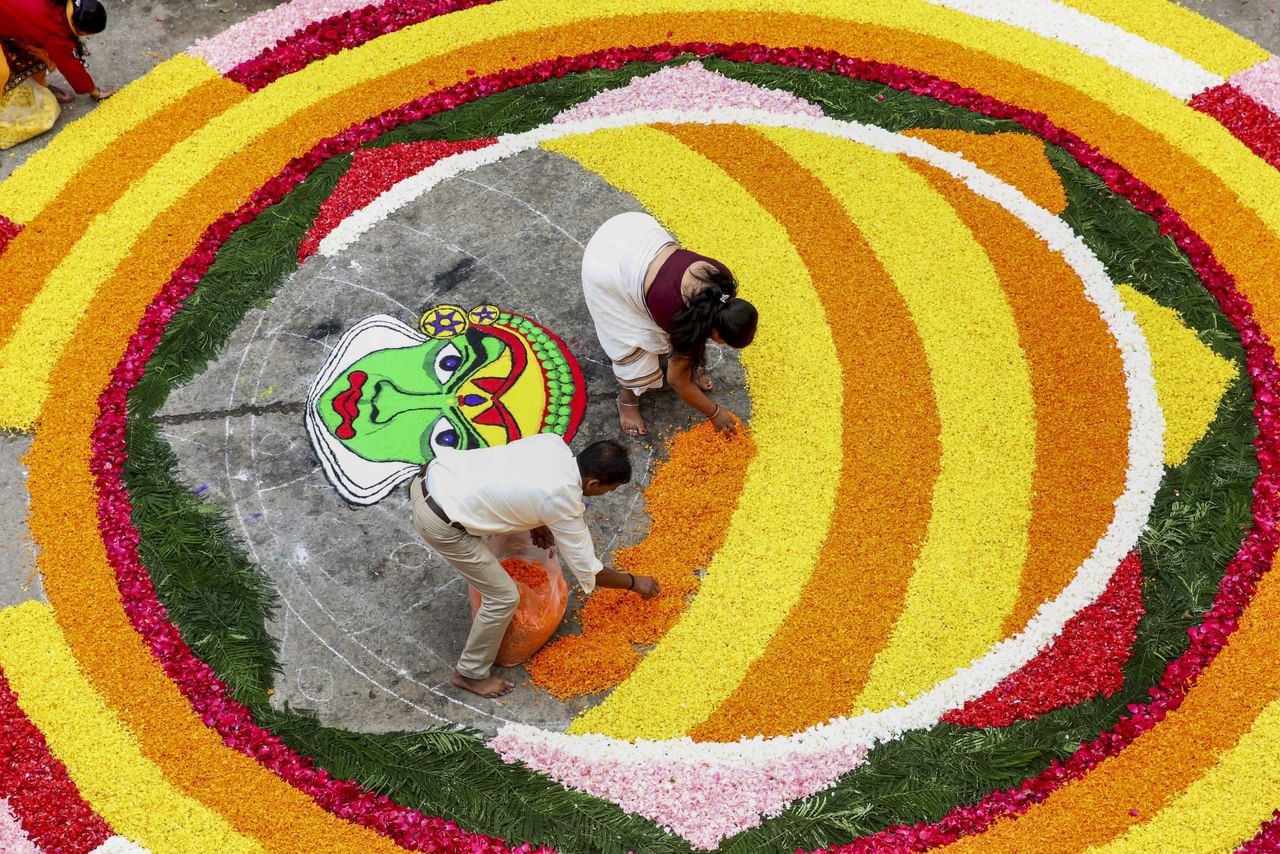 ലോകത്തിന്റെ ഏത് കോണിലാണെങ്കിലും ഓണം ആഘോഷിക്കാൻ മലയാളികൾ മറക്കാറില്ല. കാരണം അത്രമേൽ പ്രിയപ്പെട്ട പല ഓർമ്മകൾക്കും സാക്ഷ്യം വഹിക്കുന്ന ദിവസമാണ് ഓണം. വർഷത്തിൽ ഒരിക്കൽ ഓണമുണ്ണാൻ കാത്തിരിക്കുന്നവരാണ് മലയാളികൾ. മോടിപിടിപ്പിക്കലും ചെത്തിവാരലും തുടങ്ങി ഇത്രയേറെ തയ്യാറെടുപ്പുകൾ നടത്തി വരവേൽക്കുന്ന മറ്റൊരു ആഘോഷമില്ലെന്ന് തന്നെ പറയാം. (Image Credits: PTI)